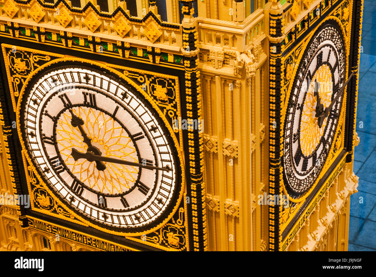 England, London, Leicester Square, Lego Store, Big Ben Statue gemacht von Lego Stockfoto