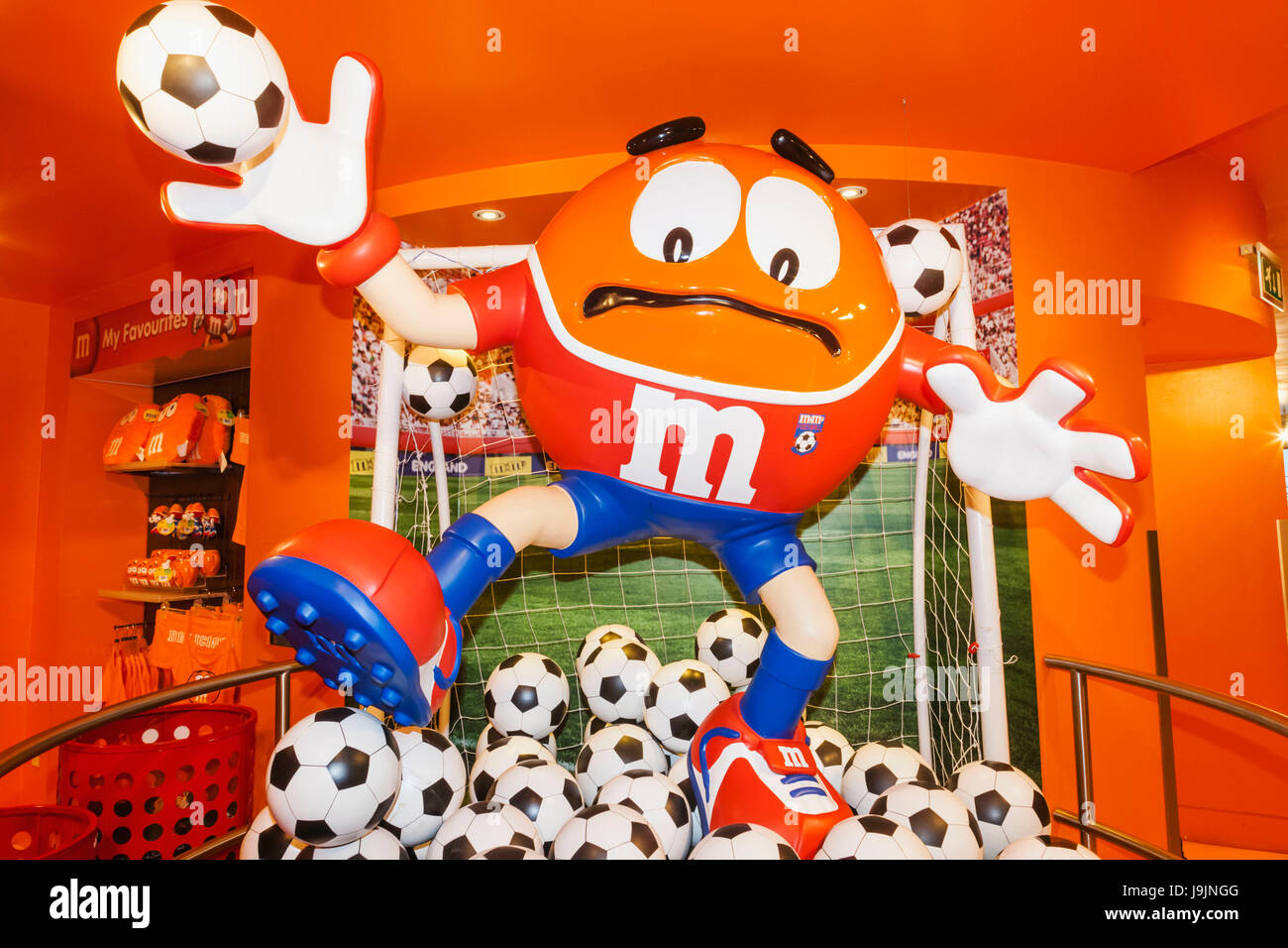 England, London, Leicester Square, M & M Store, M & M Fußball-Torwart Stockfoto