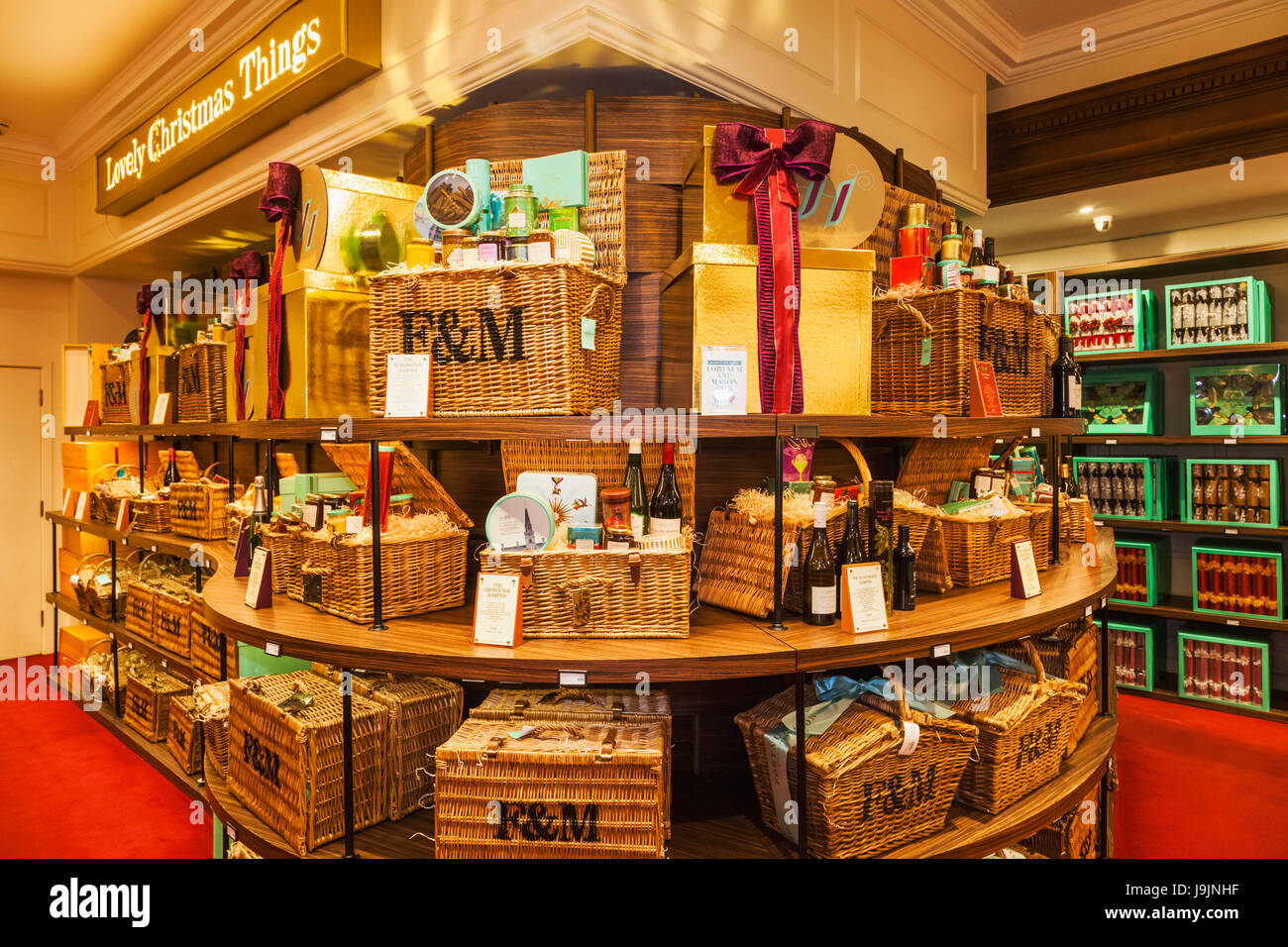 England, London, Piccadilly, Fortnum & Mason Store, Anzeige von Weihnachten Geschenkkörbe Stockfoto England, London, Piccadilly, Fortnum & Mason Store, Anzeige von Weihnachten Geschenkkörbe Stockfoto