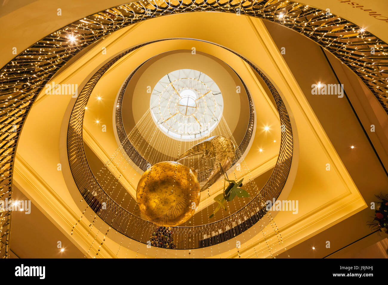 England, London, Piccadilly, Fortnum & Mason Store, innere Wendeltreppe Stockfoto England, London, Piccadilly, Fortnum & Mason Store, innere Wendeltreppe Stockfoto