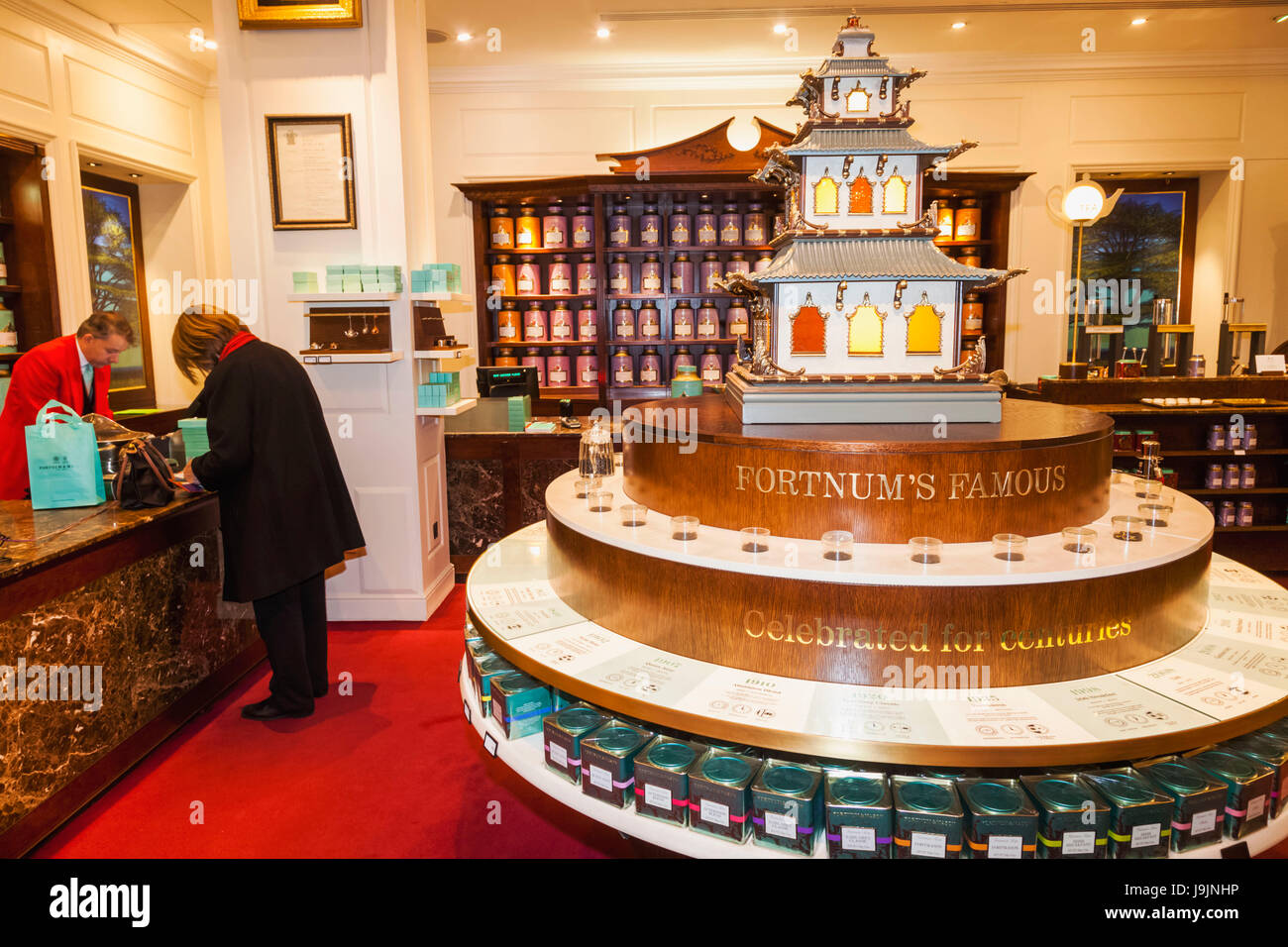 England, London, Piccadilly, Fortnum & Mason Shop, Tee-Display und Zähler Stockfoto England, London, Piccadilly, Fortnum & Mason Shop, Tee-Display und Zähler Stockfoto