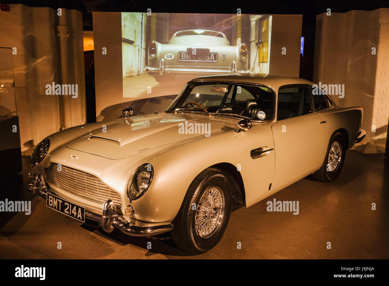 England, London, Covent Garden, London Film Museum, Aston Martin DB5 Auto aus dem James Bond Film Golden Eye vom 1995 Stockfoto