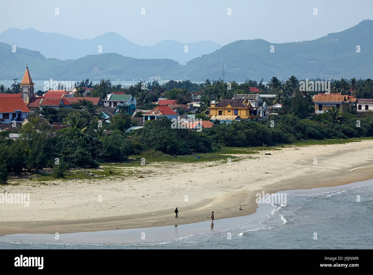 Menschen zu Fuß auf Lang Co Beach, Thua Thien Hue Provinz North Central Coast, Vietnam Stockfoto
