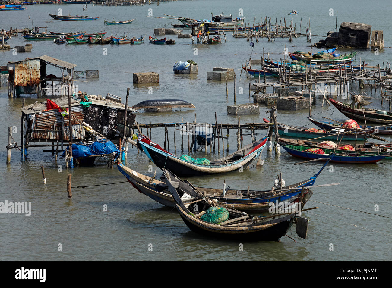 Angelboote/Fischerboote auf Dam Schoß ein, von Lang Co, Thua Thien Hue Provinz North Central Coast, Vietnam Stockfoto