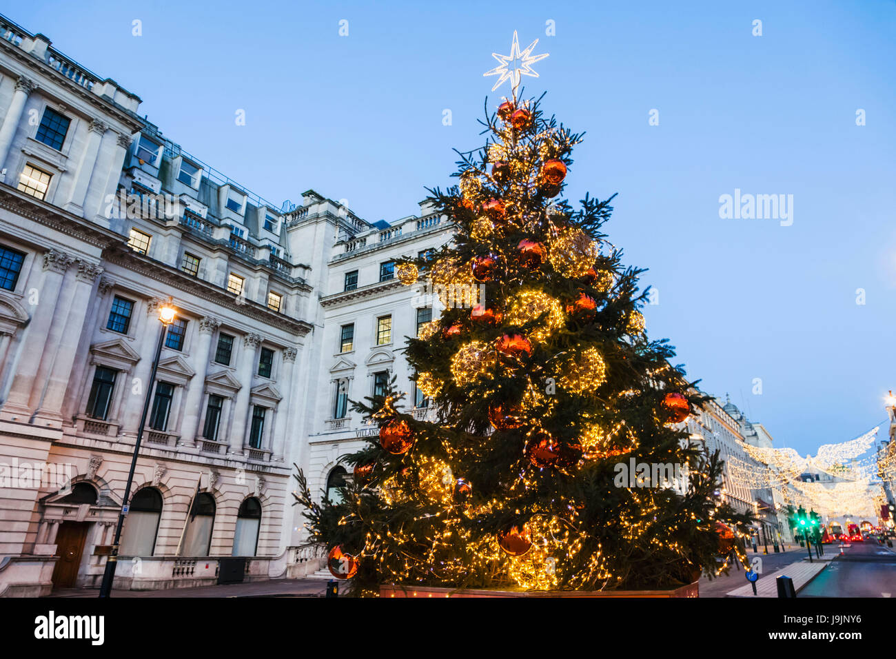 England, London, Regent Street, Waterloo Place und St James Weihnachtsbaum Stockfoto