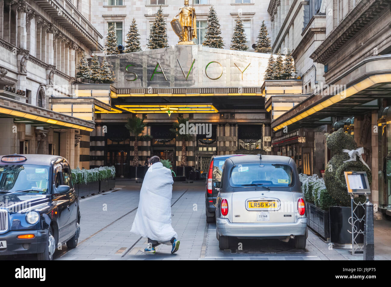 England, London, Soho, Obdachloser vor Savoy Hotel Stockfoto