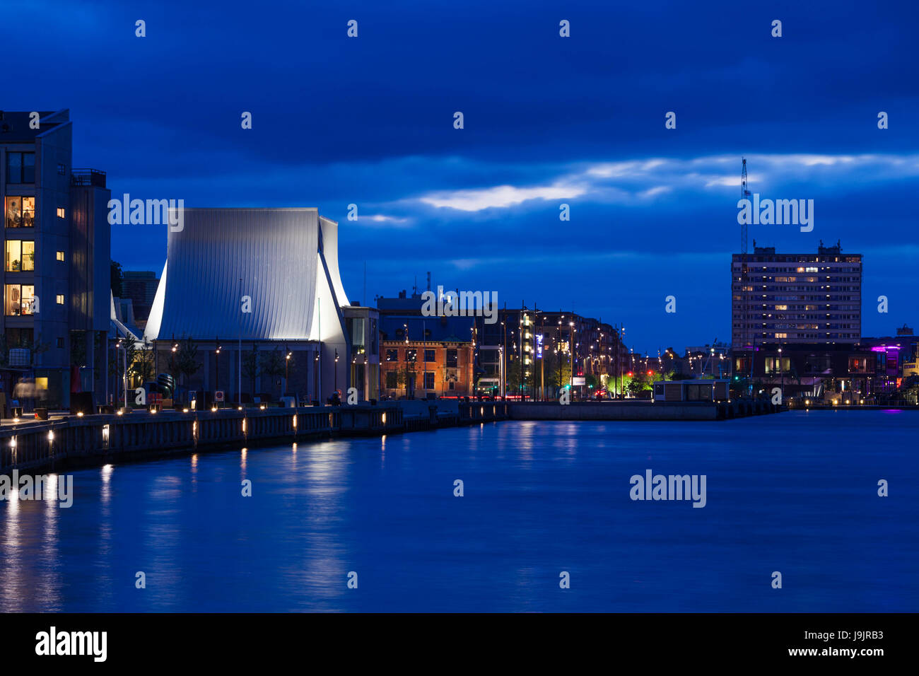 Dänemark, Jütland, Aalborg, Utzon Center, entworfen vom dänischen Architekten Jorn Utzon, Designer des Sydney Opera House, Abend Stockfoto