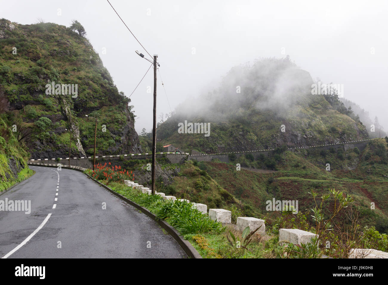 Niedrig hängende Wolke über eine kurvenreiche Bergstraße im Zentrum der Insel Madeira Stockfoto