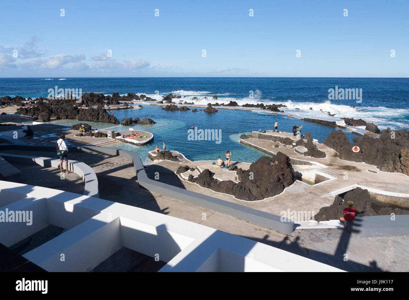 Natürliche Fels-Pools, die zu einem Baden Komplex bietet ein abwechslungsreiches Erlebnis - Complexo Balnear - bei Porto Moniz Madeira geworden sind Stockfoto