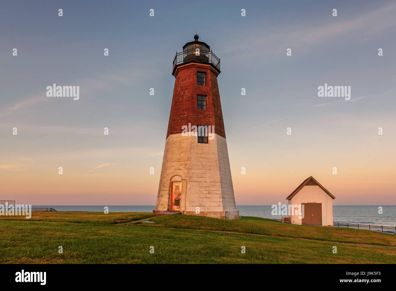 Famous Point Judith Leuchtturm in Rhode Island bei Sonnenuntergang. Stockfoto