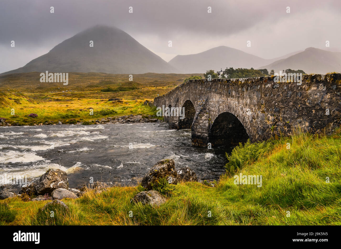 Brücke am Sligachan mit Cullins Hügeln im Hintergrund, Schottland, Vereinigtes Königreich Stockfoto