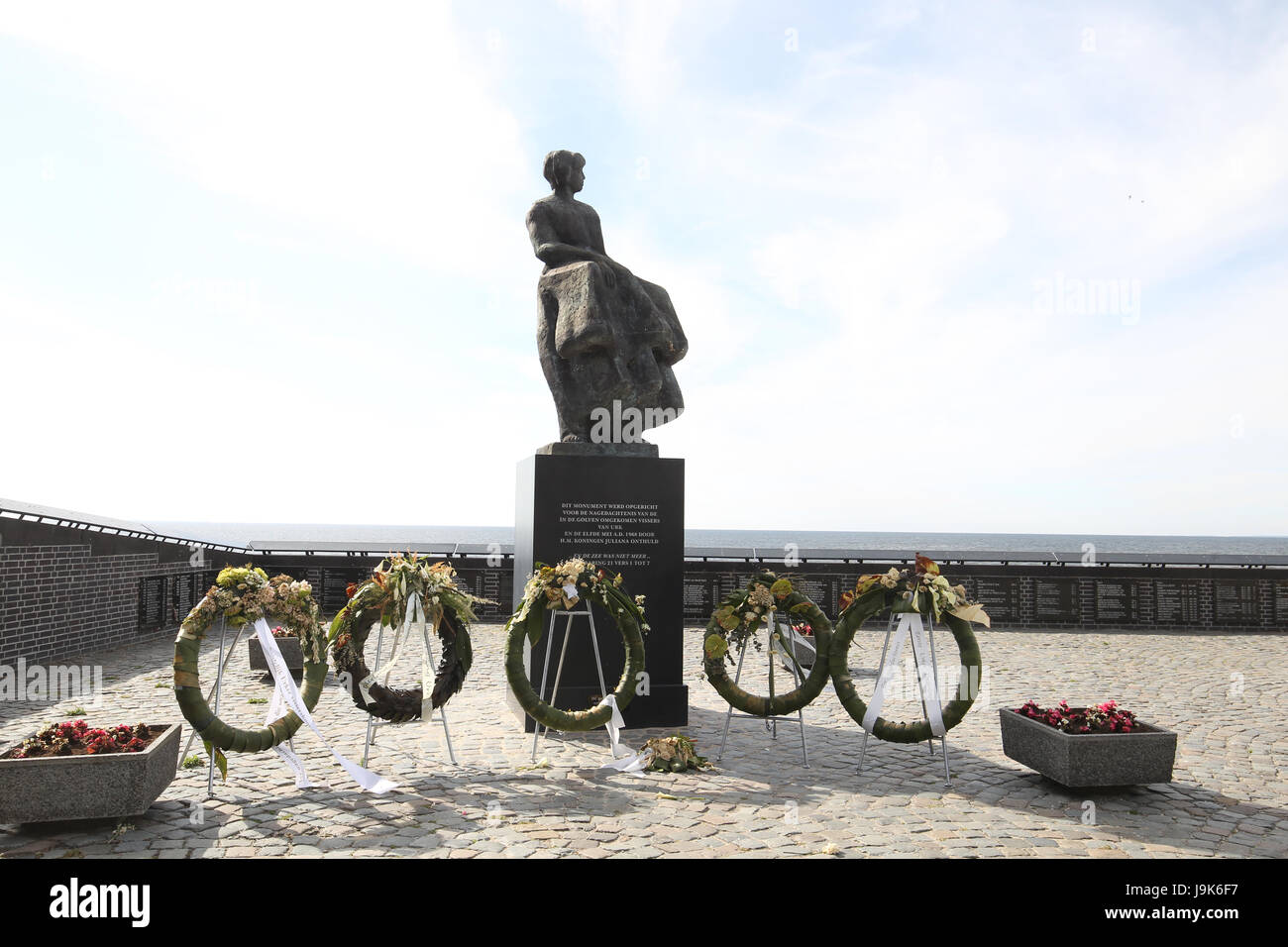 Gedenkstätte befindet sich in Urk in den Niederlanden eine Hommage an alle Männer, die auf See umgekommen sind. Die Plaques an der Wand listet die Männer im Jahr waren sie verloren. Stockfoto