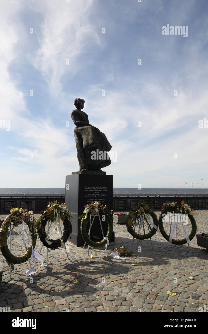 Gedenkstätte befindet sich in Urk in den Niederlanden eine Hommage an alle Männer, die auf See umgekommen sind. Die Plaques an der Wand listet die Männer im Jahr waren sie verloren. Stockfoto