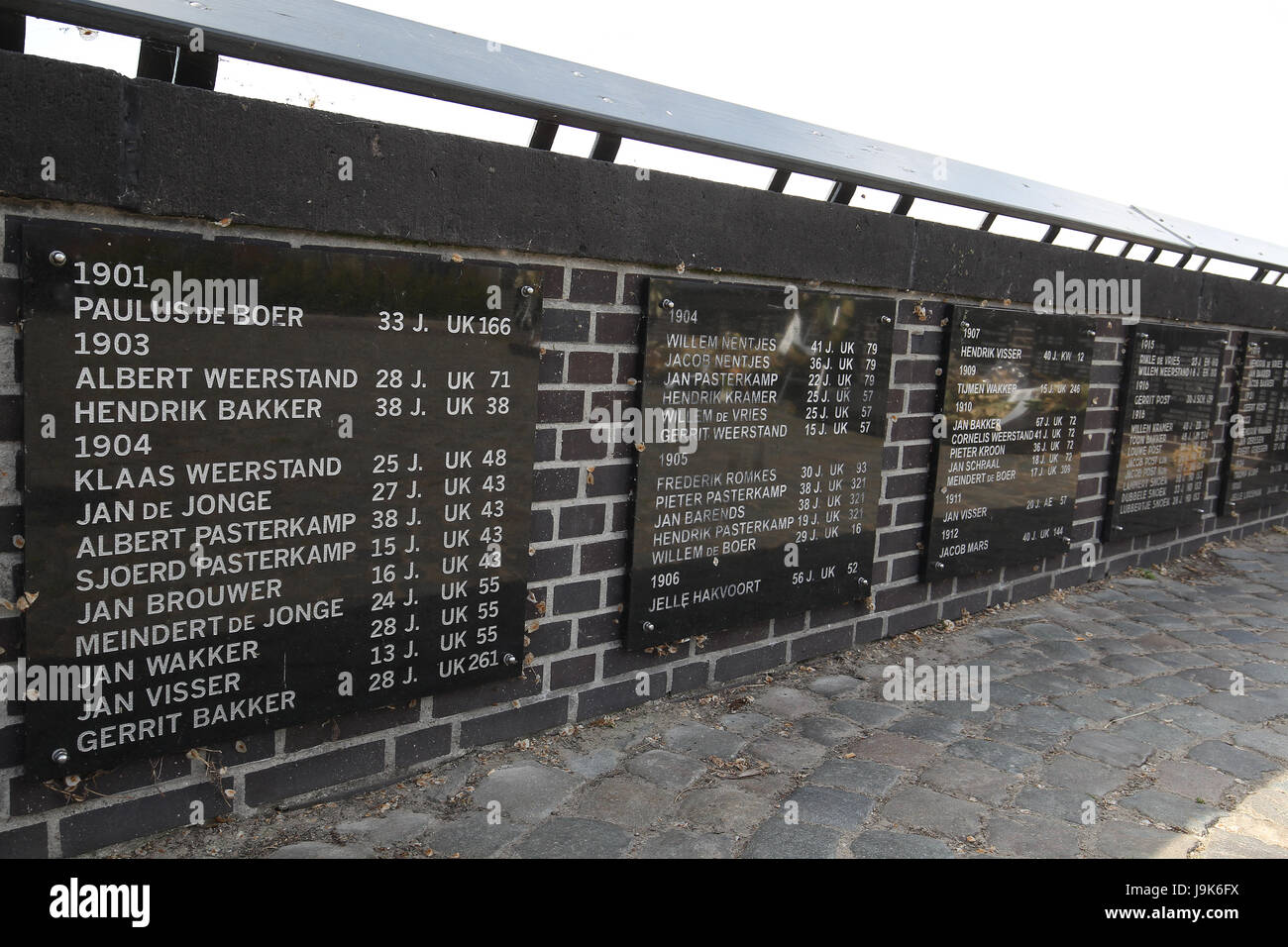 Gedenkstätte befindet sich in Urk in den Niederlanden eine Hommage an alle Männer, die auf See umgekommen sind. Die Plaques an der Wand listet die Männer im Jahr waren sie verloren. Stockfoto