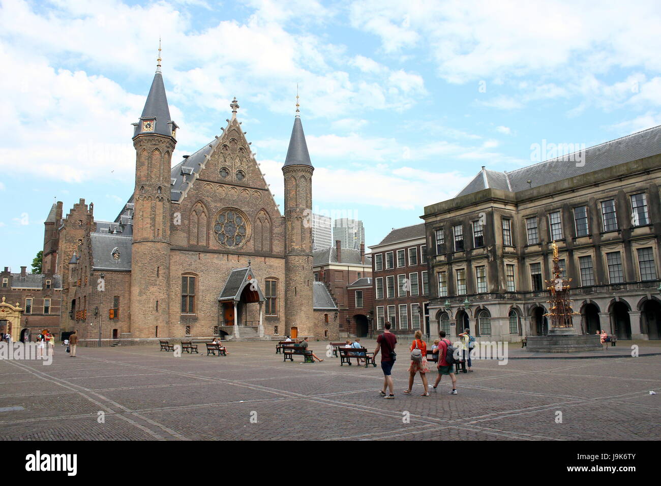 Binnenhof Platz mit Ridderzaal (Halle der Ritter) auf das 13. Jahrhundert Binnenhof in den Haag, Niederlande. Sitz der Regierung. Sommer 2017 Stockfoto