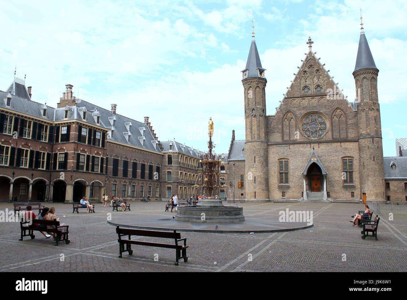 Binnenhof Platz mit Ridderzaal (Halle der Ritter) auf das 13. Jahrhundert Binnenhof in den Haag, Niederlande. Sitz der Regierung. Sommer 2017 Stockfoto