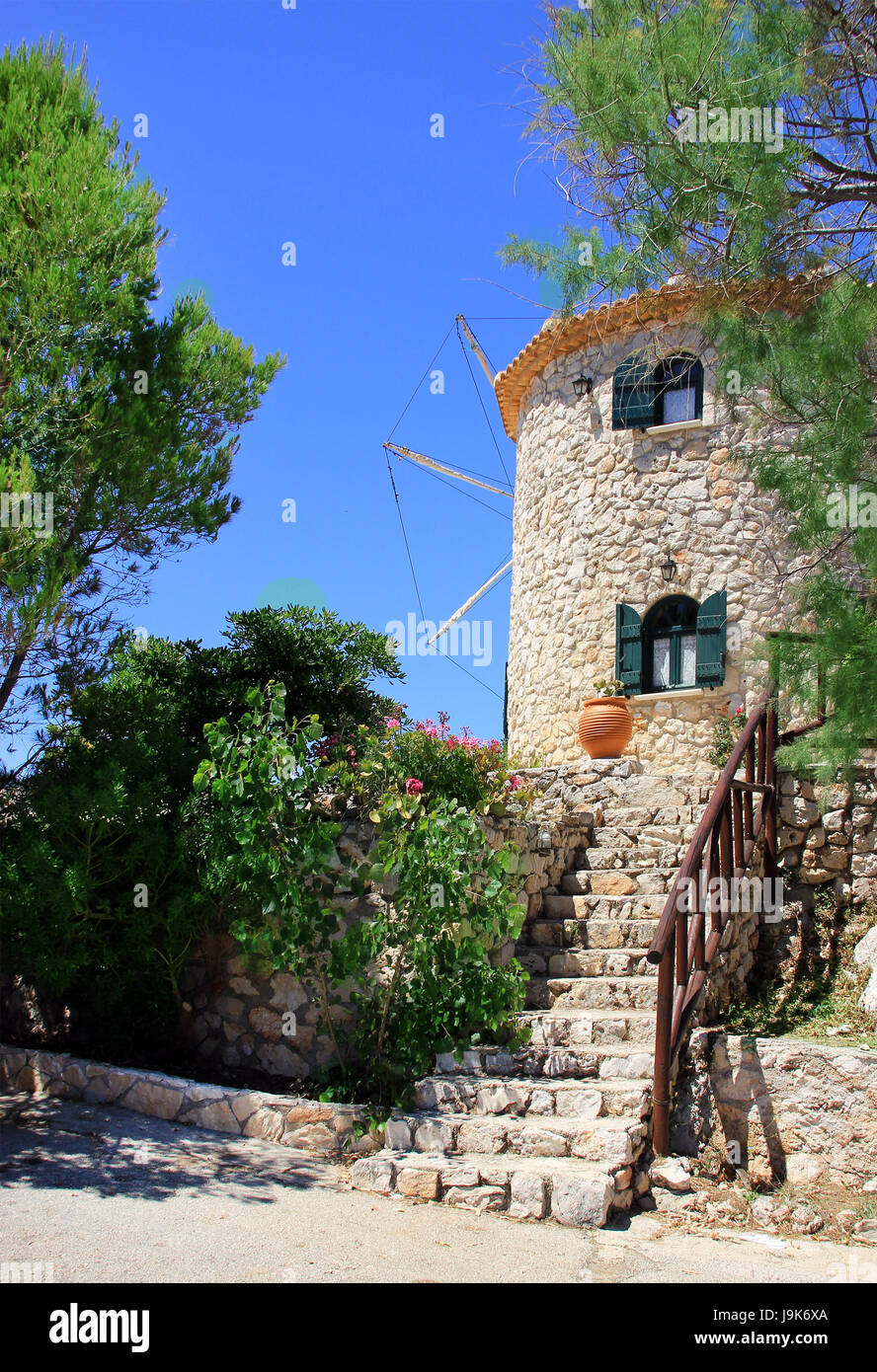 Griechische traditionelle alte Windmühle am Kap Skinari, Insel Zakynthos, Griechenland Stockfoto