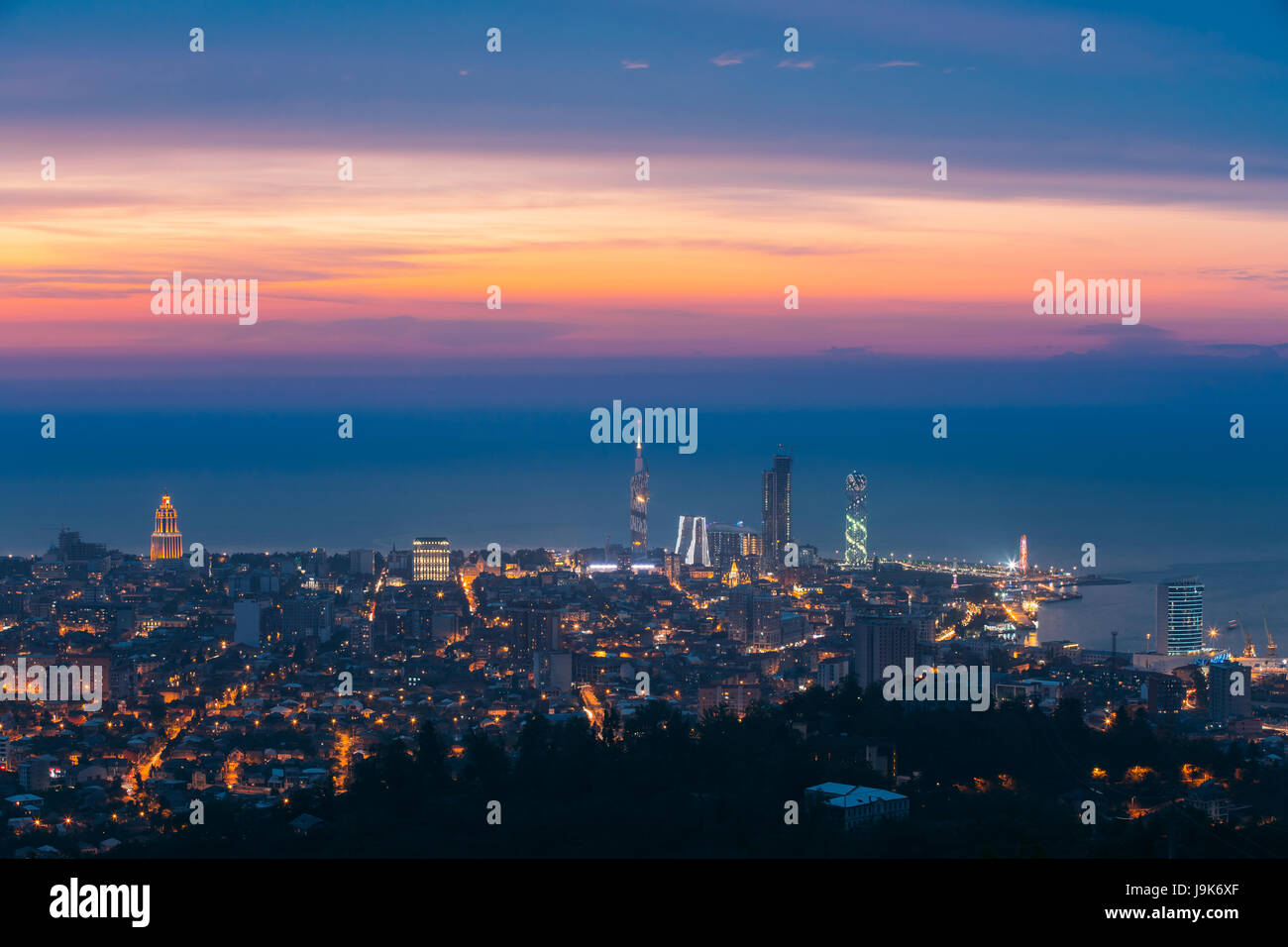Batumi, Adscharien, Georgia. Schönen Blick auf urbane Stadtbild bei Sonnenuntergang. Stadt am Abend blaue Stunde Zeit. Stadt In der Nacht Leuchten Beleuchtung Stockfoto