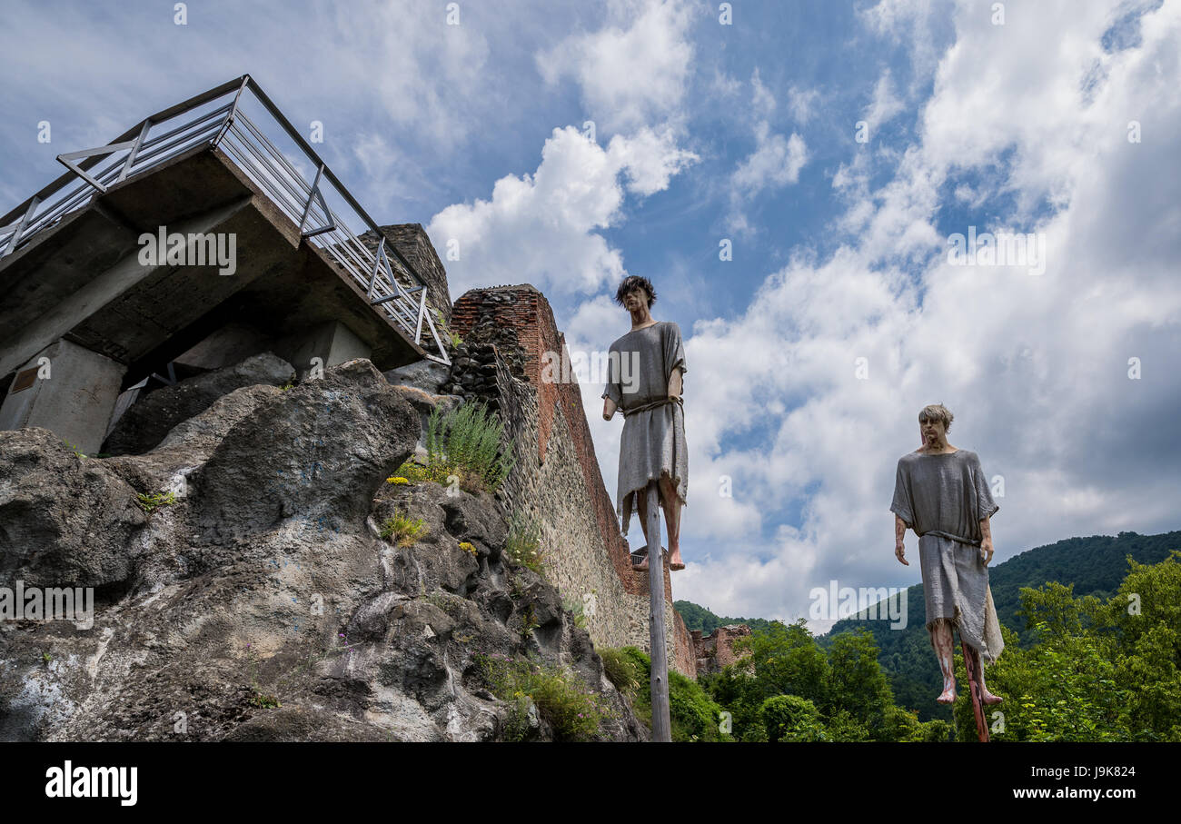 Vertikale Impalement Szene vor Burg Poenari auf Plateau des Mount Cetatea, Rumänien, einer der wichtigsten Festung von Vlad III Pfähler Stockfoto