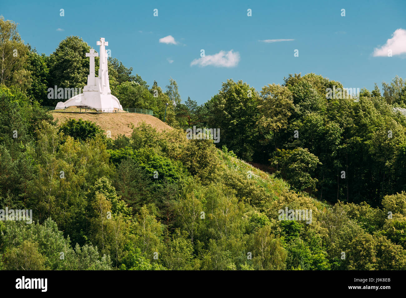 Vilnius, Litauen. Berühmten weißen Denkmal drei Kreuze auf dem trostlosen Hügel, bewachsen mit üppiger Vegetation im Sommer, blauer Himmel Stockfoto