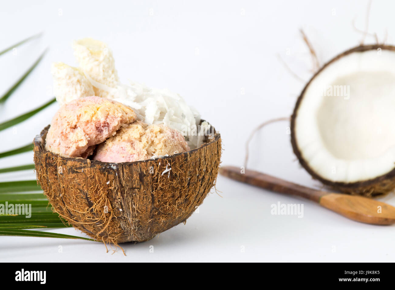 Fruchteis in einer Kokosnussschale Stockfoto