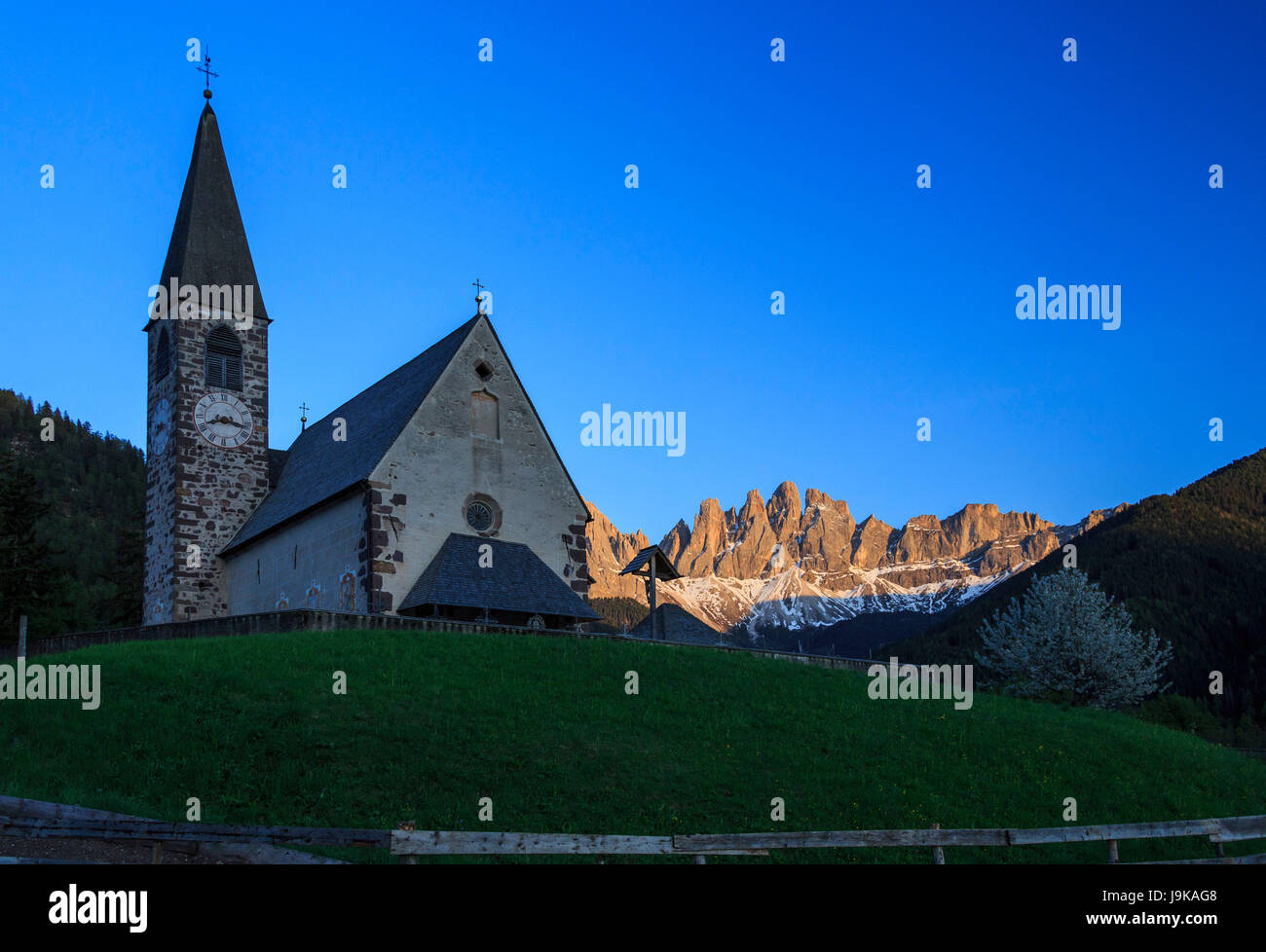 Die Kirche von Ranui und der Geisler-Gruppe im Hintergrund. St. Magdalena Villnösser Tal-Dolomiten-Südtirol-Italien-Europa Stockfoto