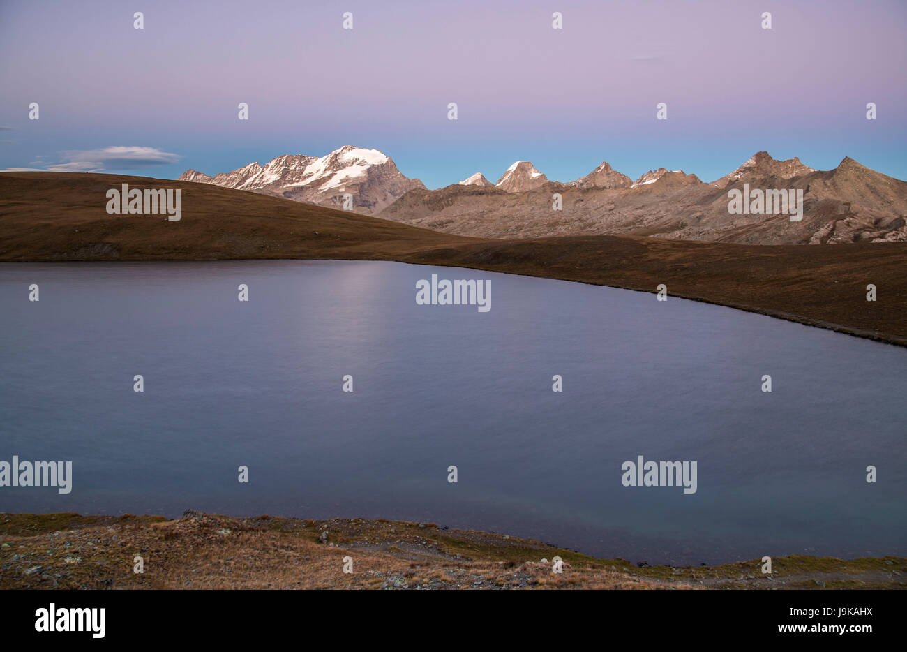 Sonnenuntergang auf Rosset See auf einer Höhe von 2709 m.  Nationalpark Gran Paradiso Stockfoto