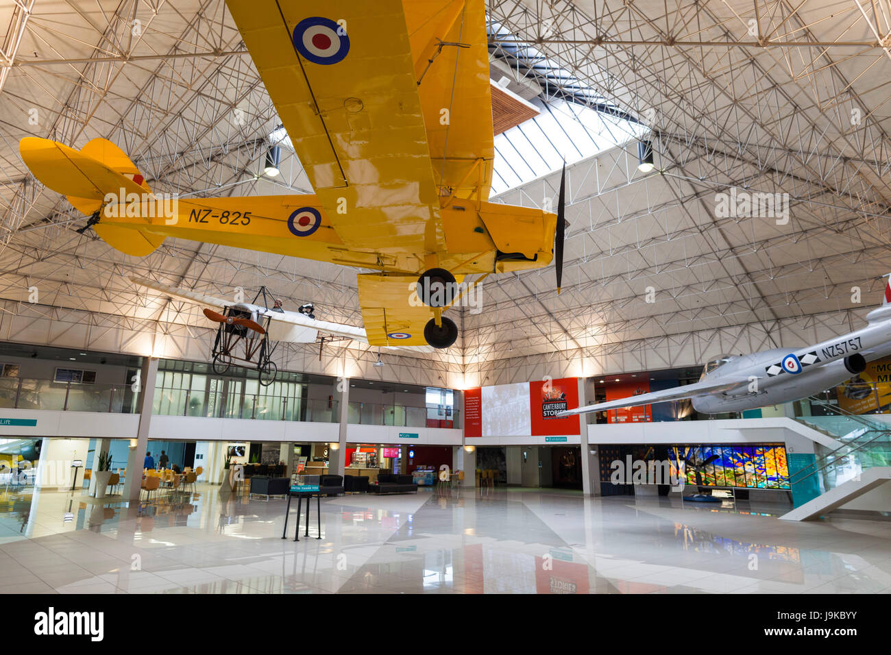 Neuseeland, Südinsel, Christchurch, Royal New Zealand Air Force Museum, inneren Eingang mit DeHavilland Tiger Moth trainer Stockfoto