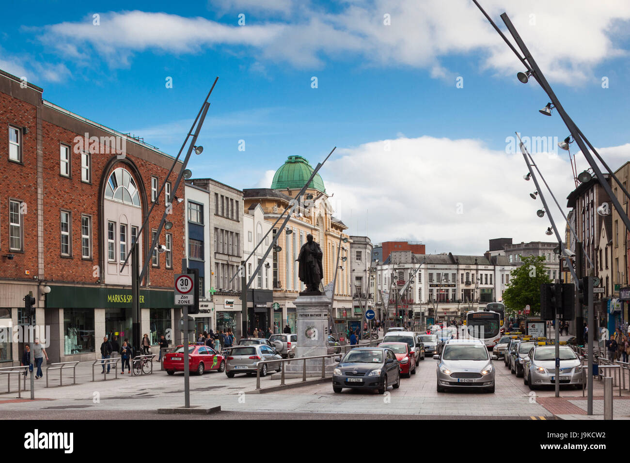 St. Patrick Street mit Statue von Vater Mathew, der Apostel der Mäßigkeit in den 1830ern und 1840ern, Cork City, County Cork, Irland Stockfoto