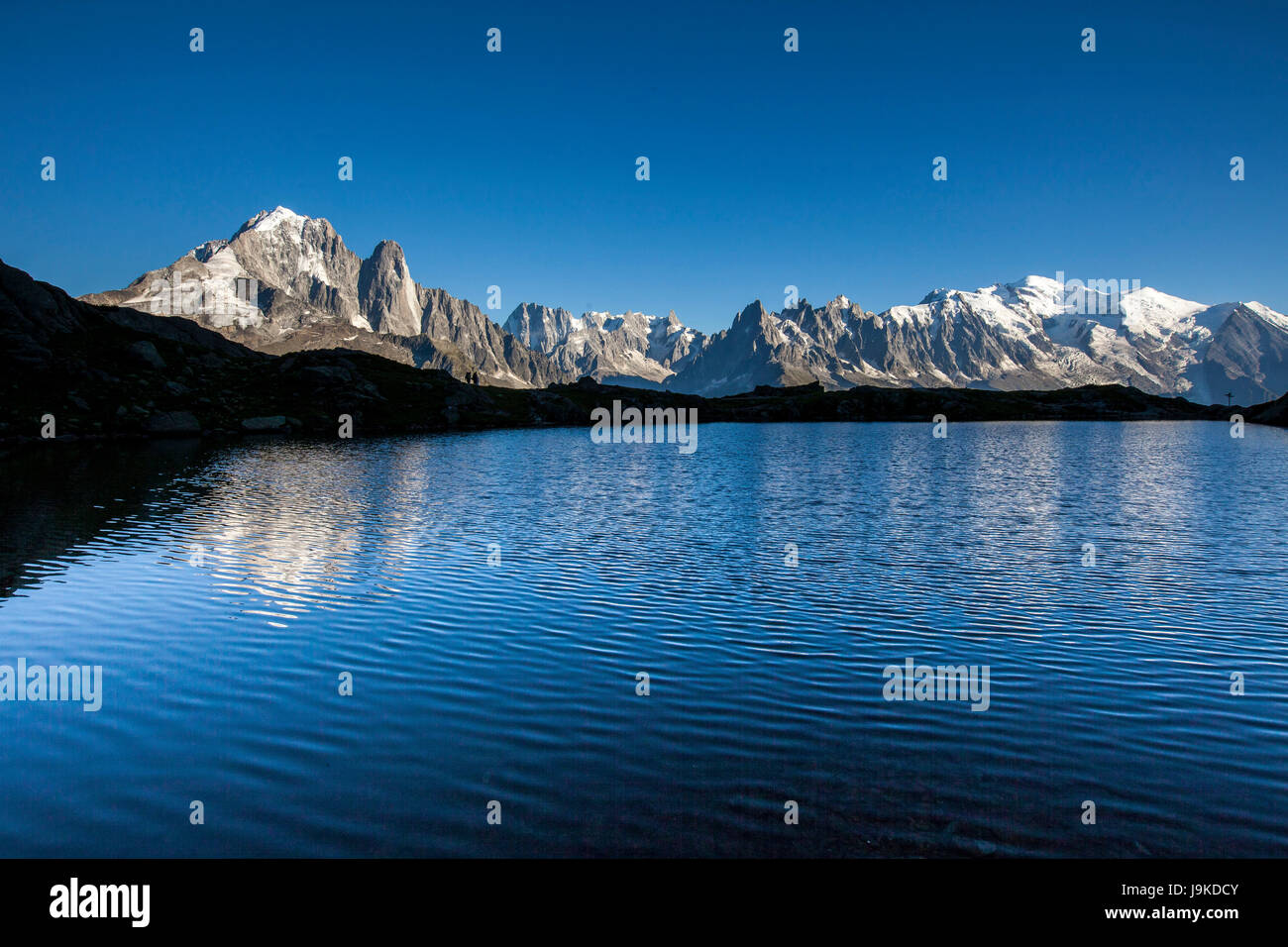 Aiguille Verte Les Drus Aiguille Du Chardonnet Monte Bianco. Lac Chesery. Haute Savoie Frankreich Stockfoto