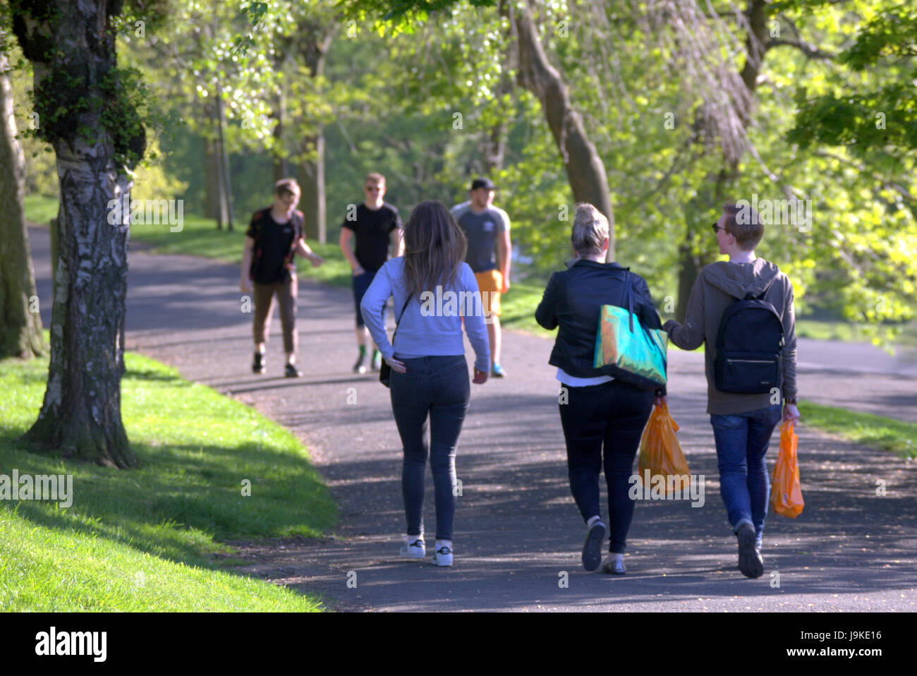 Glasgow Kelvingrove Park Szenen gehen jungen und Mädchen Stockfoto