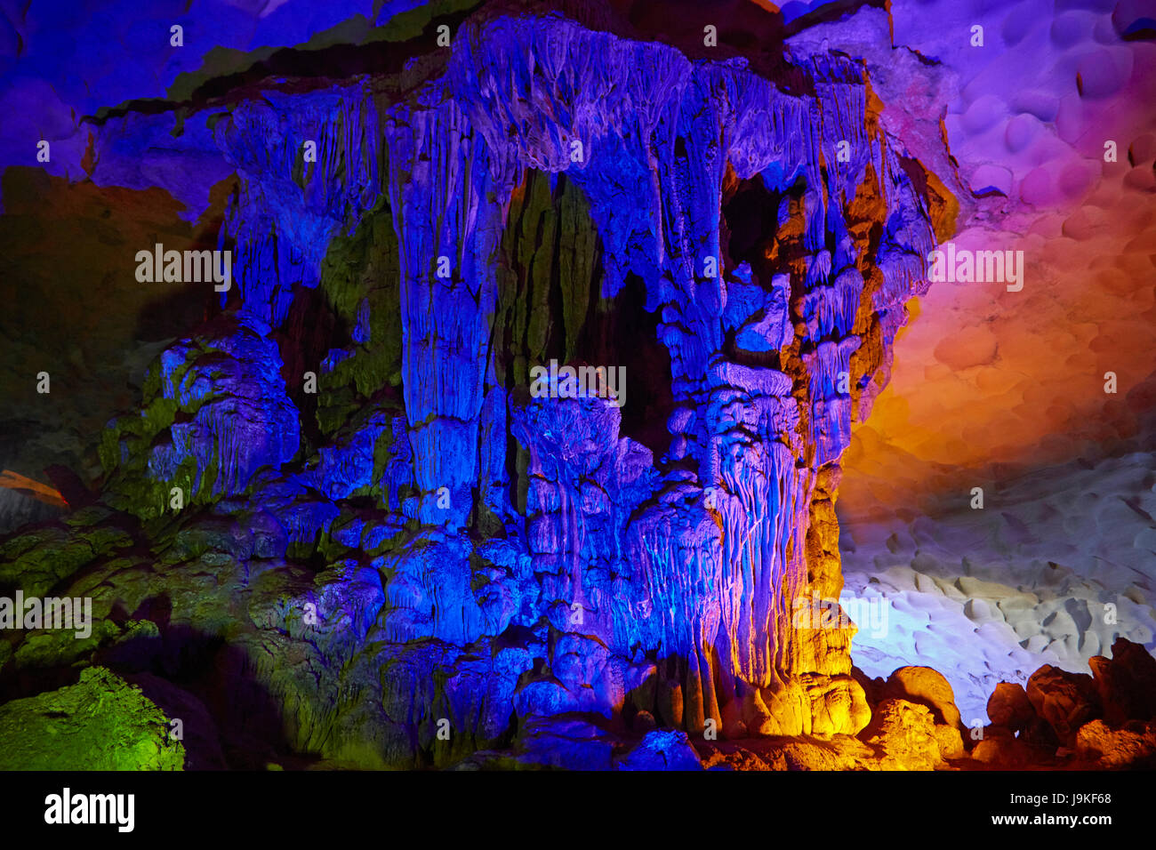 Kalkstein-Formationen, Überraschung Höhle (Hang Sung Sot Grotte), Halong-Bucht (UNESCO-Weltkulturerbe), Provinz Quang Ninh, Vietnam Stockfoto