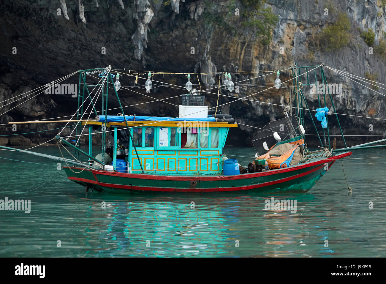 Tintenfisch-Fischerboot, Halong-Bucht (UNESCO Weltkulturerbe), Provinz Quang Ninh, Vietnam Stockfoto