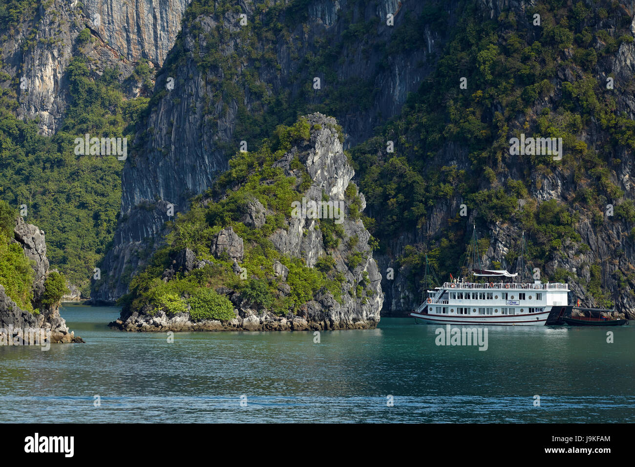 Touristischen Boot und Kalkstein Karst, Halong-Bucht (UNESCO Weltkulturerbe), Provinz Quang Ninh, Vietnam Stockfoto