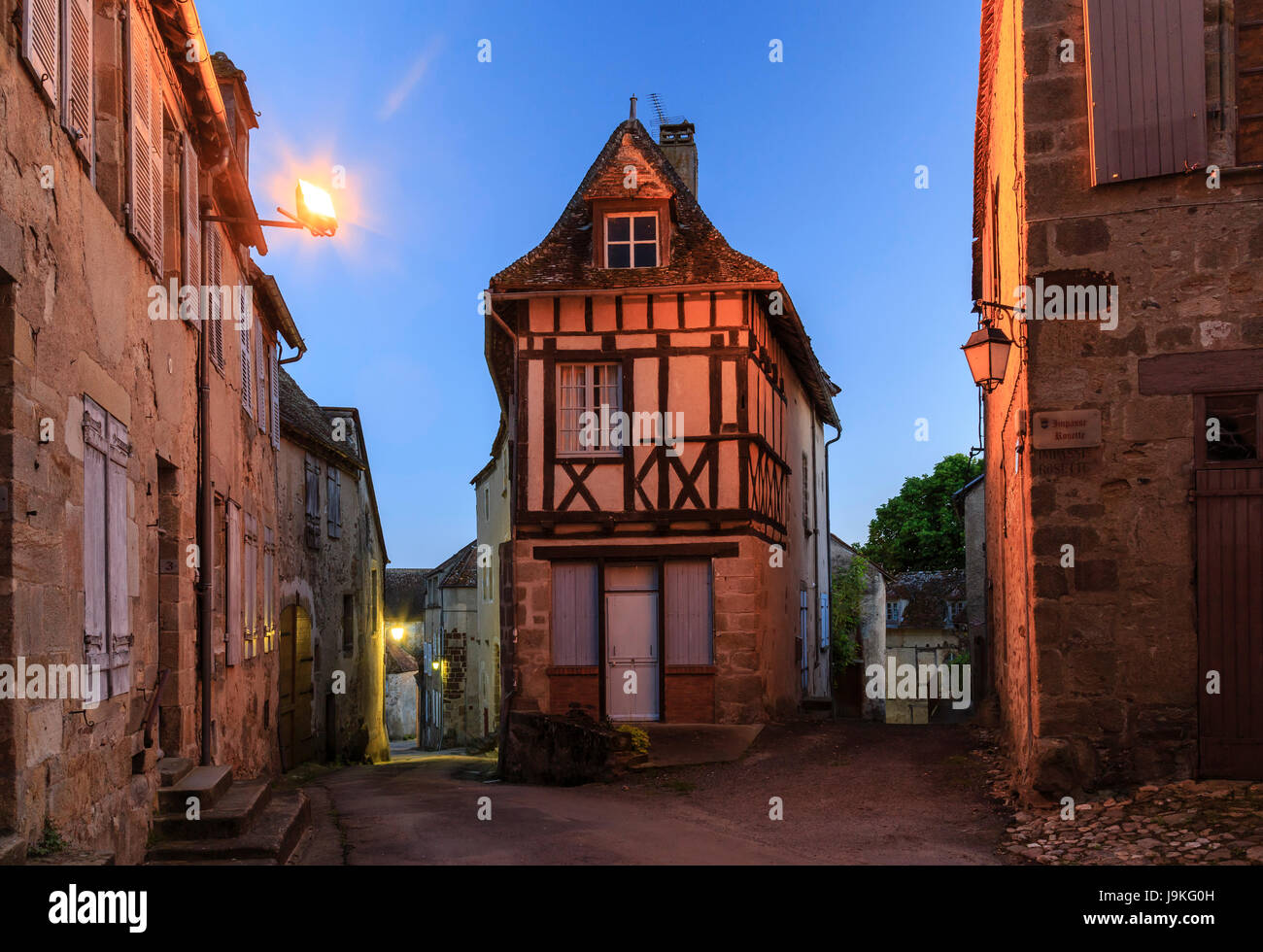 Frankreich, Indre, Saint Benoît du Sault, beschriftet Les Plus beaux villages de France (Schönste Dörfer Frankreichs), Straße bei Nacht Stockfoto