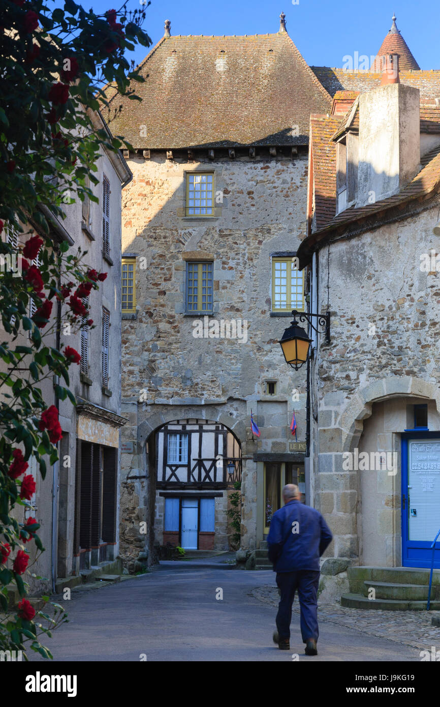 Frankreich, Indre, Saint Benoît du Sault, beschriftet Les Plus beaux villages de France (Schönste Dörfer Frankreichs), Straße und Mann Stockfoto