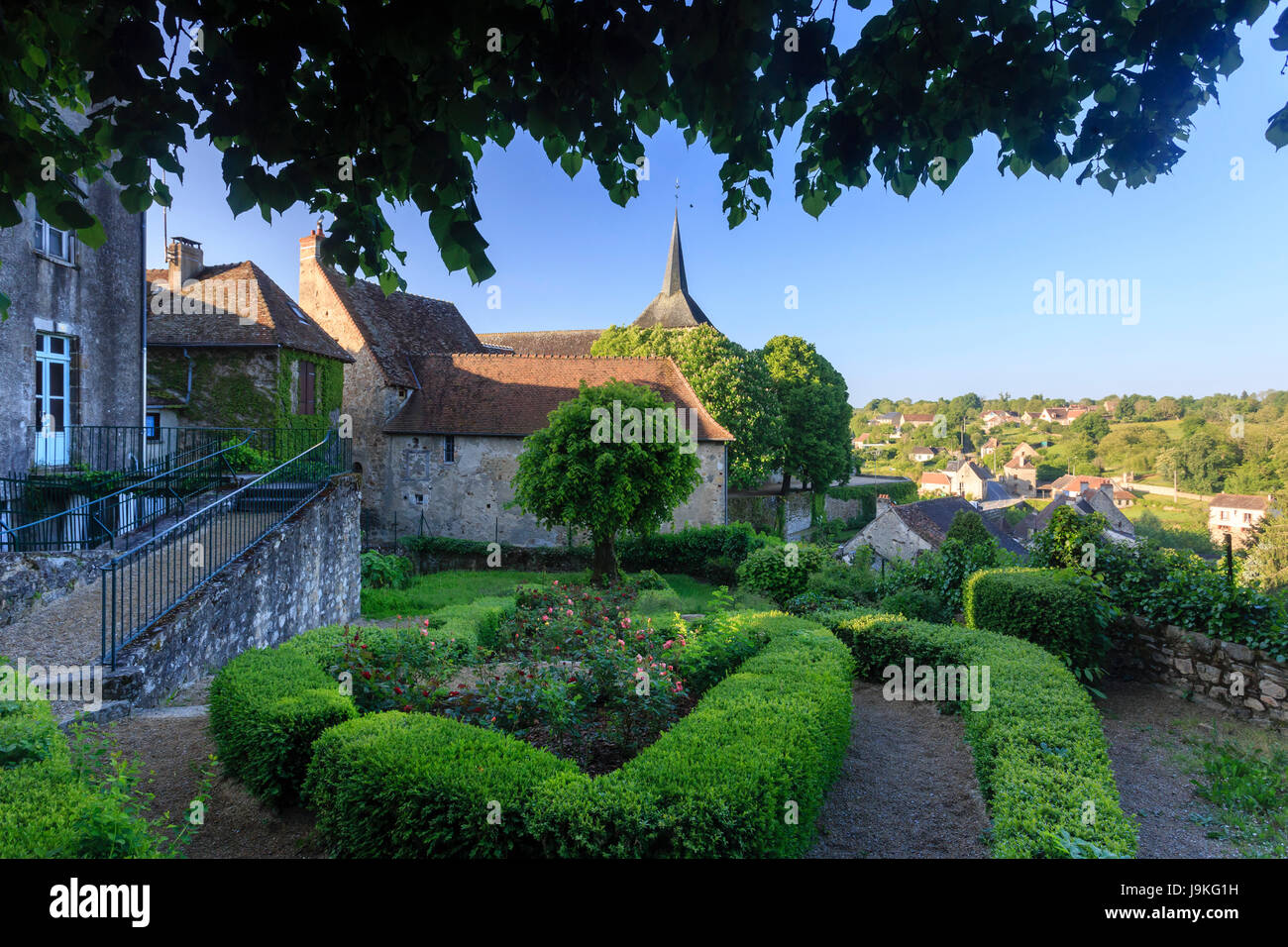 Frankreich, Indre, Saint Benoît du Sault, beschriftet Les Plus beaux villages de France (Schönste Dörfer Frankreichs), Garten und Kirche Stockfoto