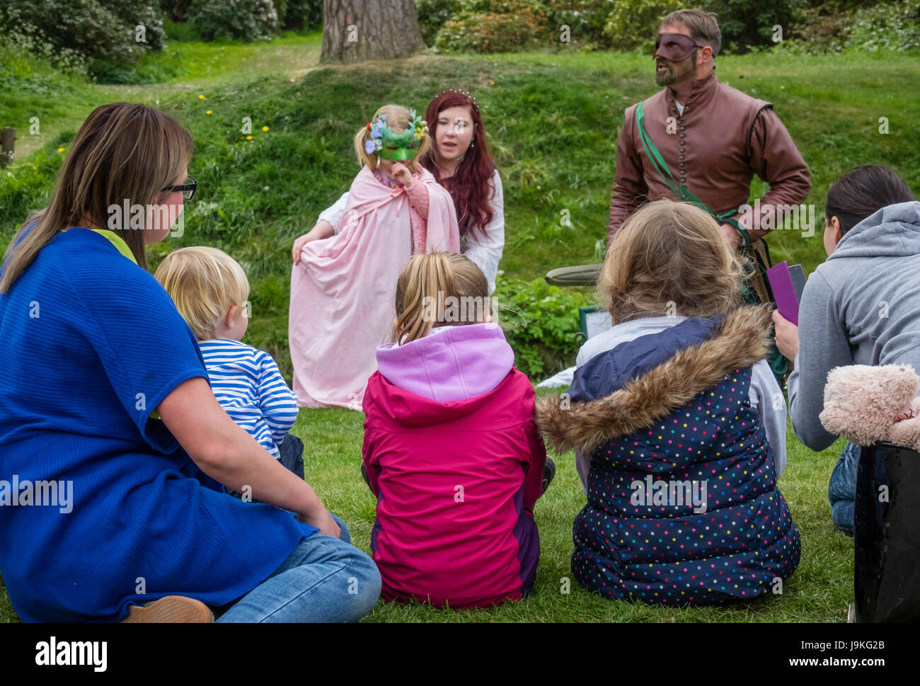 Hever Castle, England - April 2017: Menge von Zuschauern spielen am Maifeiertag Festival an der Hever Castle, Kent, England, UK Stockfoto