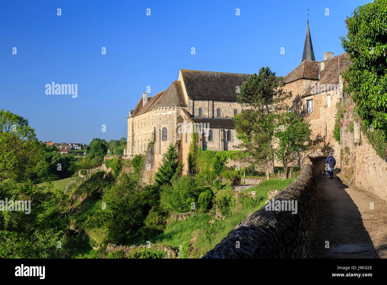 Frankreich, Indre, Saint Benoît du Sault, beschriftet Les Plus beaux villages de France (Schönste Dörfer Frankreichs), die Kirche und Pfad Stockfoto