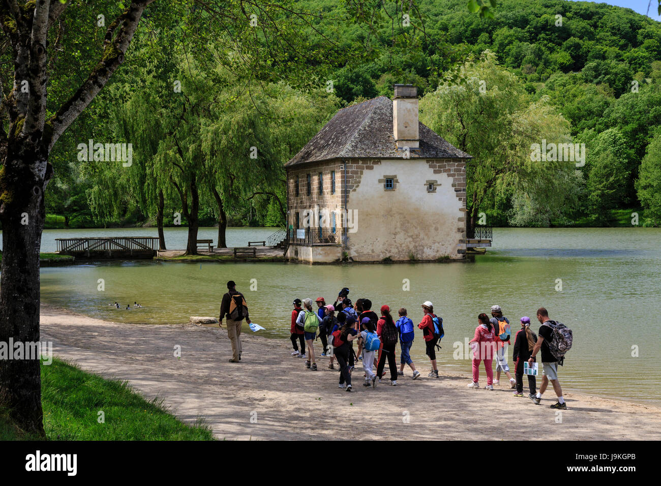 Frankreich, Correze, Lissac sur Couze, Lissac Mühle am Lac du Causse und junge Menschen, die Sport zu machen Stockfoto