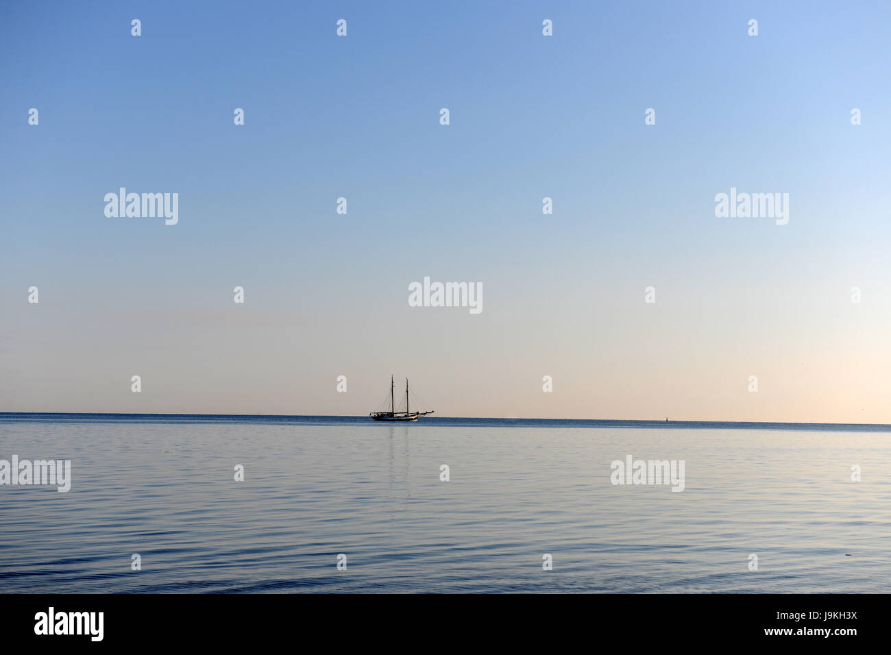 Schiff Ahoi - Segeln entfernt Stockfoto