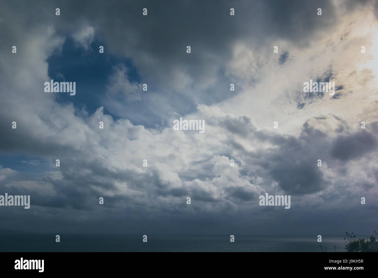 Dramatischer Himmel mit Sonnenstrahlen Stockfoto