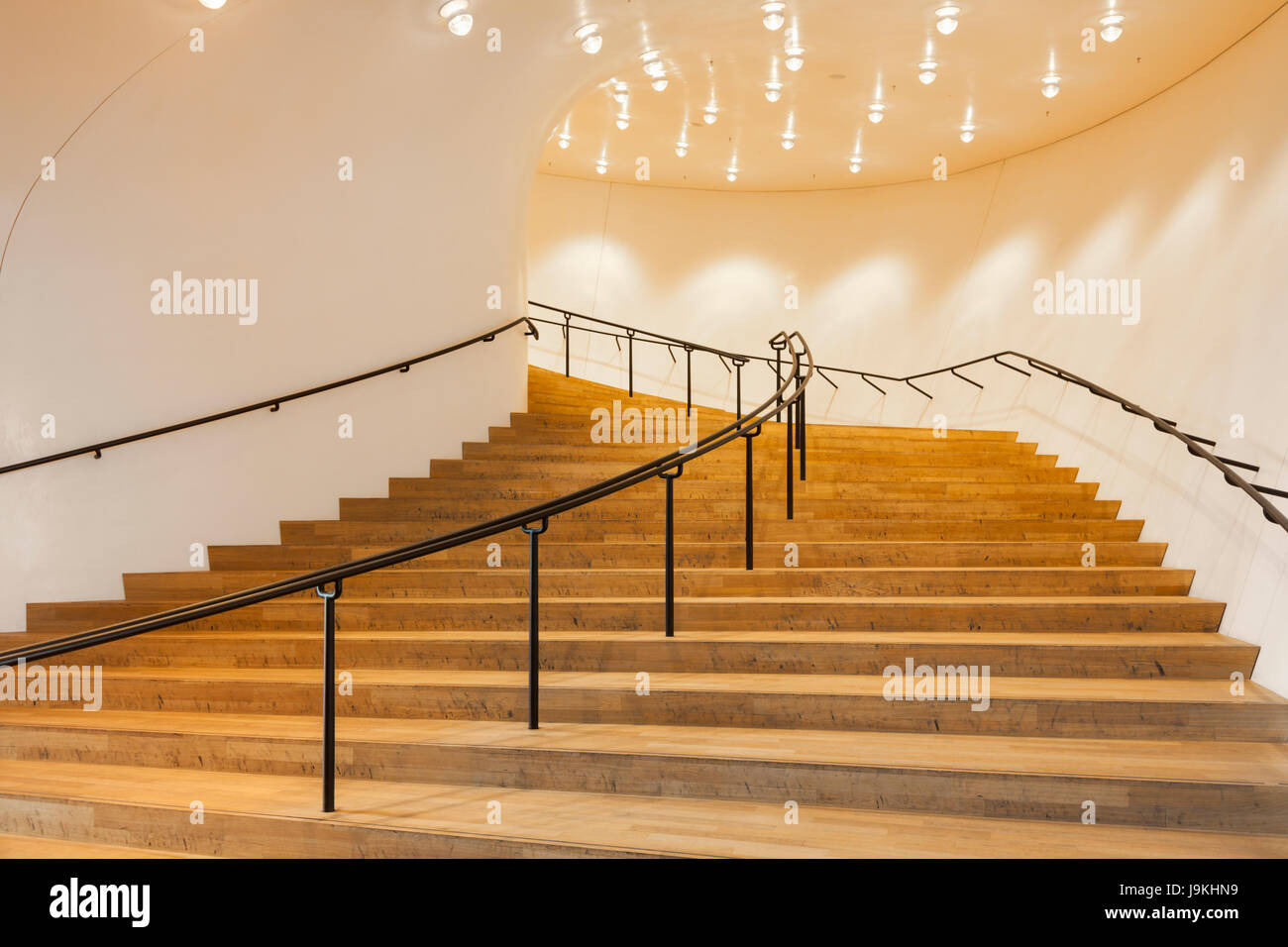 Innenaufnahme der Elbphilharmonie Concert Hall in Hamburg. Treppe zum großen Saal. Stockfoto