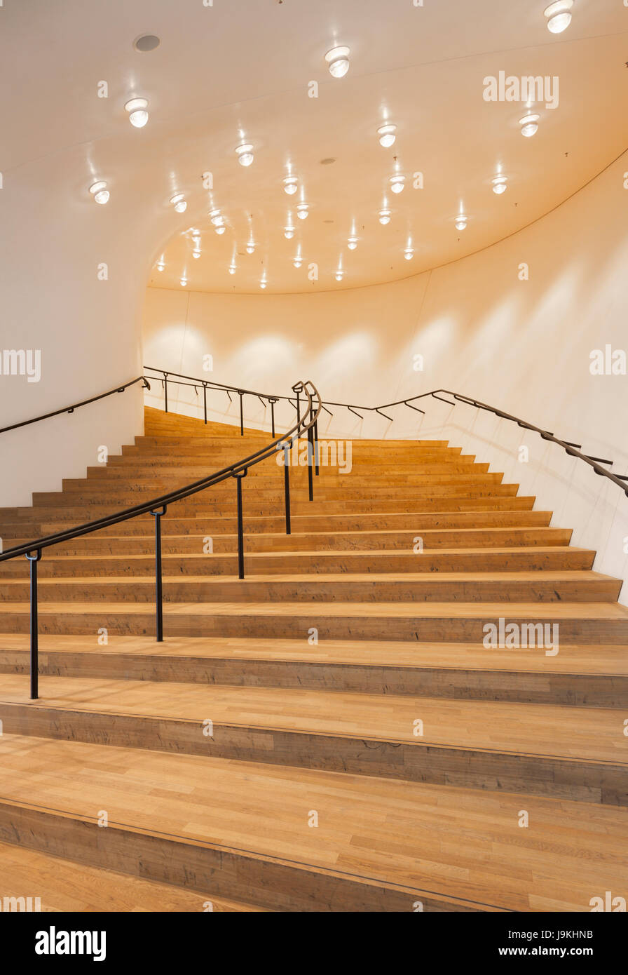 Innenaufnahme der Elbphilharmonie Concert Hall in Hamburg. Treppe zum großen Saal. Stockfoto