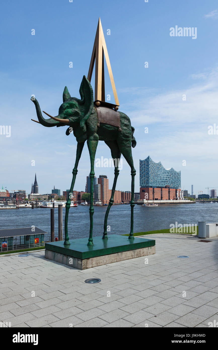 Hamburg, Deutschland - 17. Mai 2017: Bronzeskulptur nach Salvatore Dalí der Malerei "Die Versuchung des St. Antonius" entgegengesetzte Elbphilharmonie Halle Stockfoto