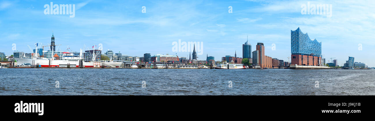 Panorama des Hamburger Hafens vom Museum Schiff Cap San Diego Viertel HafenCity mit Elbphilharmonie Konzertsaal Stockfoto