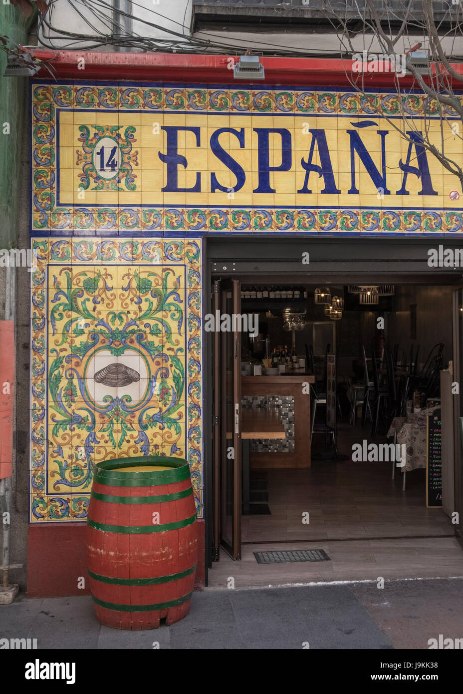 Handgemalte Dekorfliesen verwendet auf der Außenseite ein spanisches Restaurant, Madrid, Spanien. Stockfoto