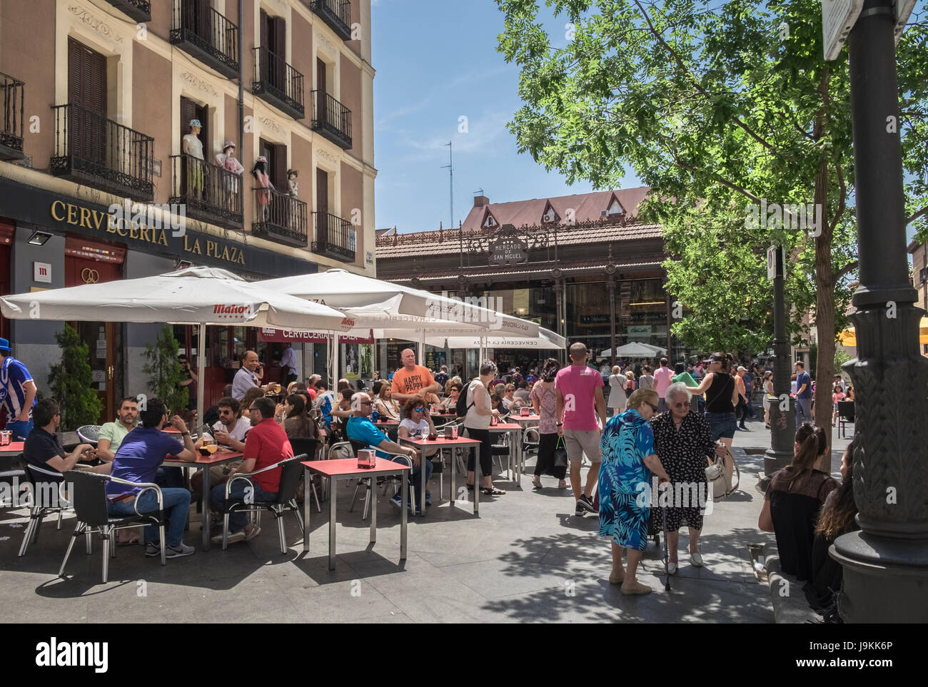 Cafés im Freien neben dem beliebten indoor Lebensmittel Markt Mercado De San Miguel (Markt von San Miguel), Plaza de San Miguel, Madrid, Spanien. Stockfoto