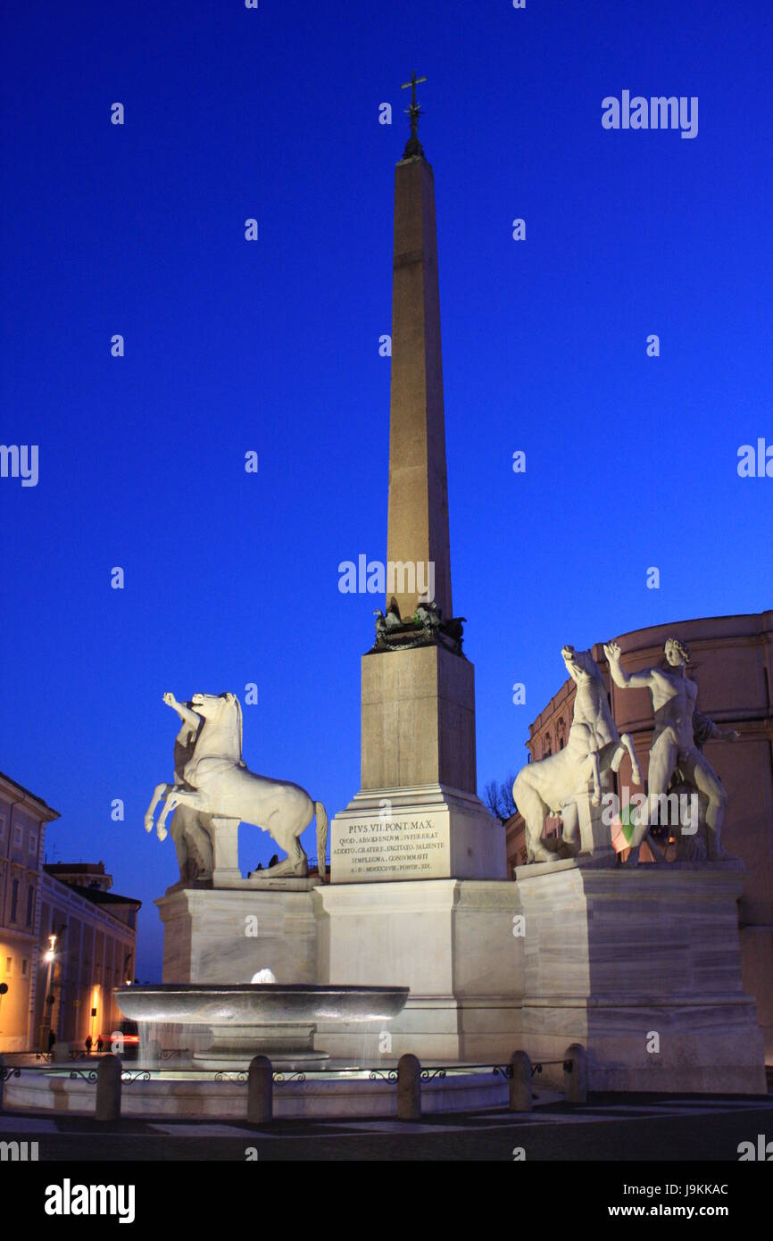 Die Piazza del Quirinale mit dem Quirinal Palast und der Brunnen der Dioskuren in Rom, Lazio, Italien. Stockfoto
