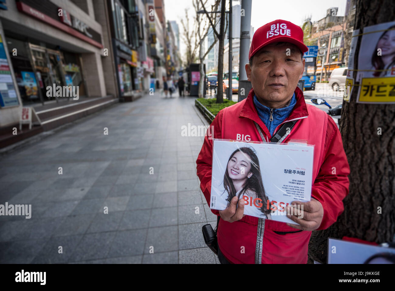 Der Big Issue Magazin Verkäufer in einer Straße von Seoul, Südkorea Stockfoto